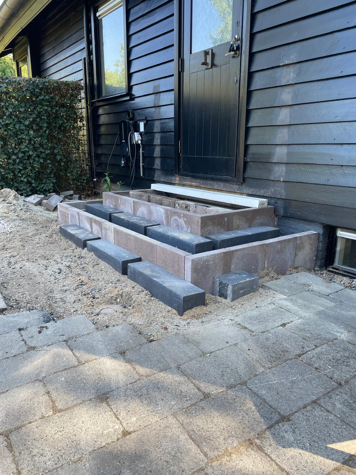 overkapping is in putten en aanleg bestrating verlichting, pergola was in Ermelo op oudduin